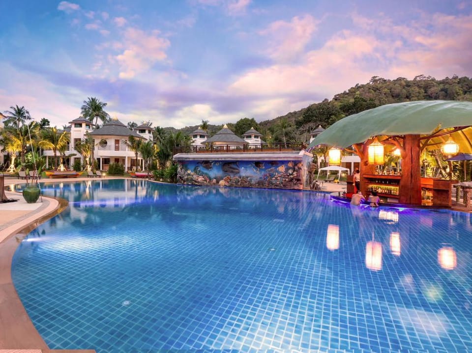 Swimming pool [outdoor]