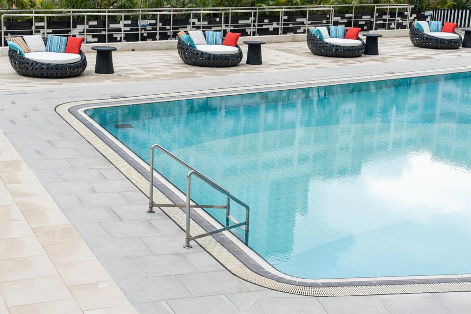 Swimming pool [outdoor]