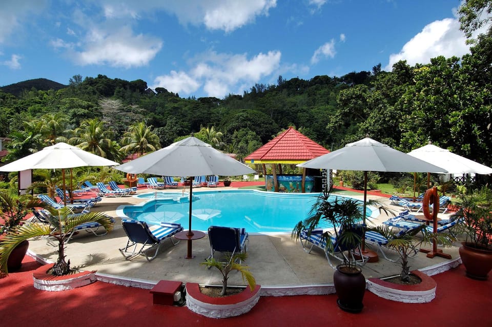 Swimming pool [outdoor]