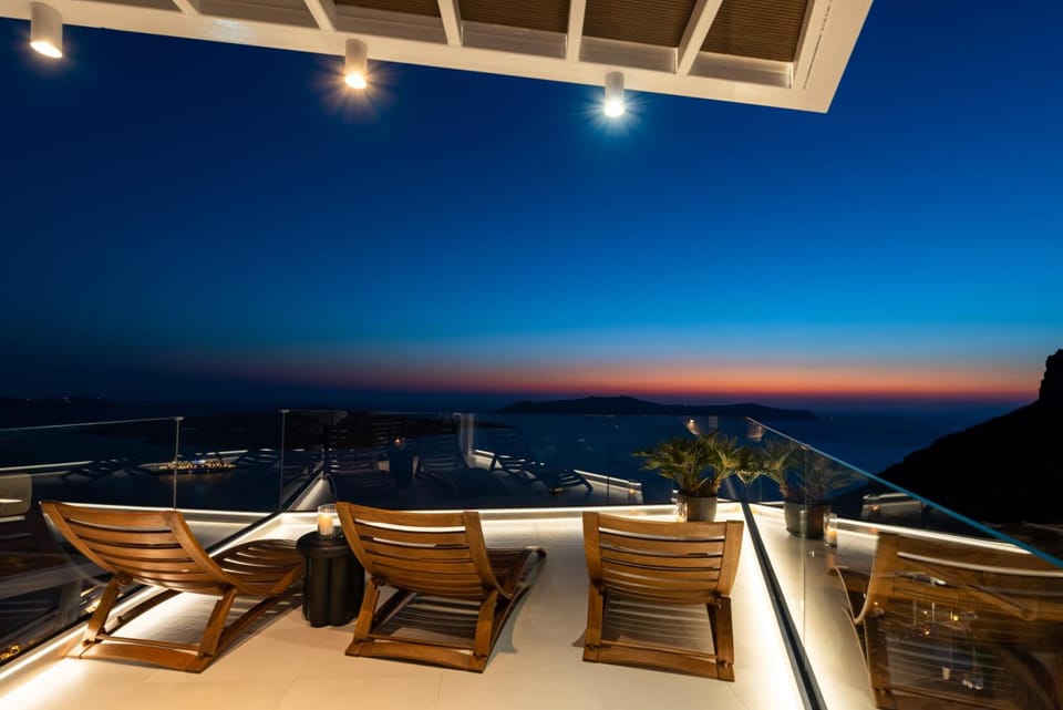 Day Dream Luxury Suites Hotel in Thera