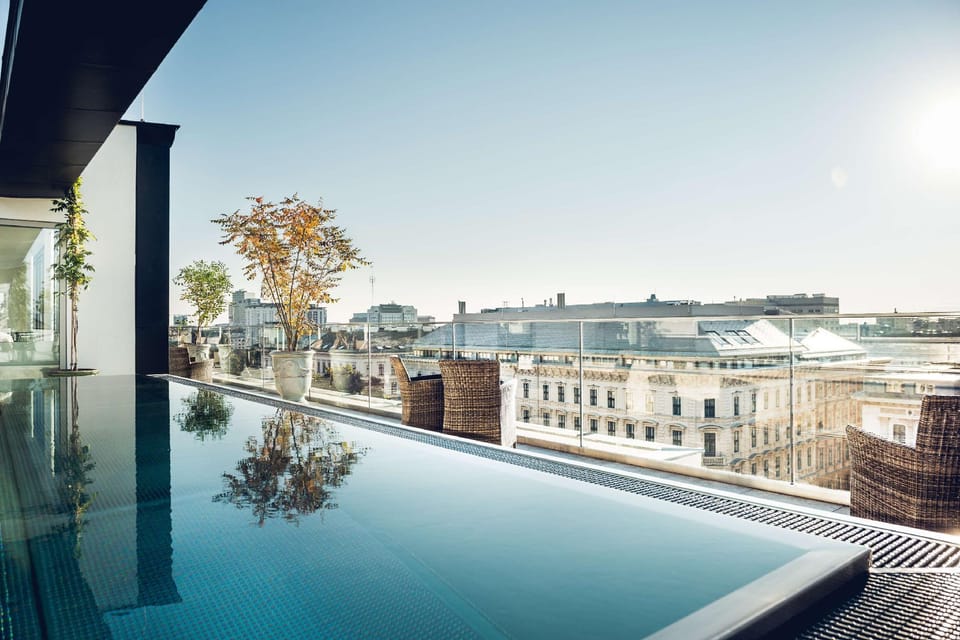 Swimming pool [outdoor]