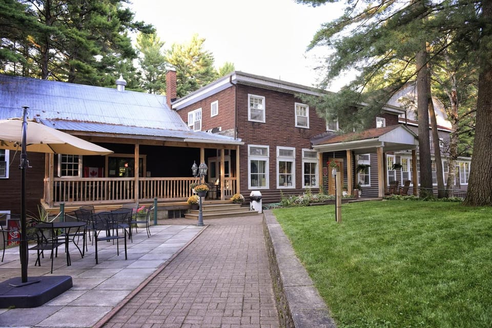 Pine Lodge Inn in Ontario