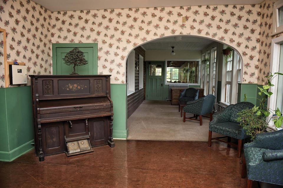 Pine Lodge Inn in Ontario
