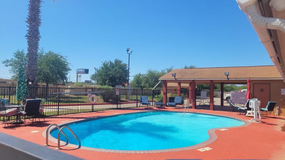 Cotulla Whitten Inn Hotel in Cotulla