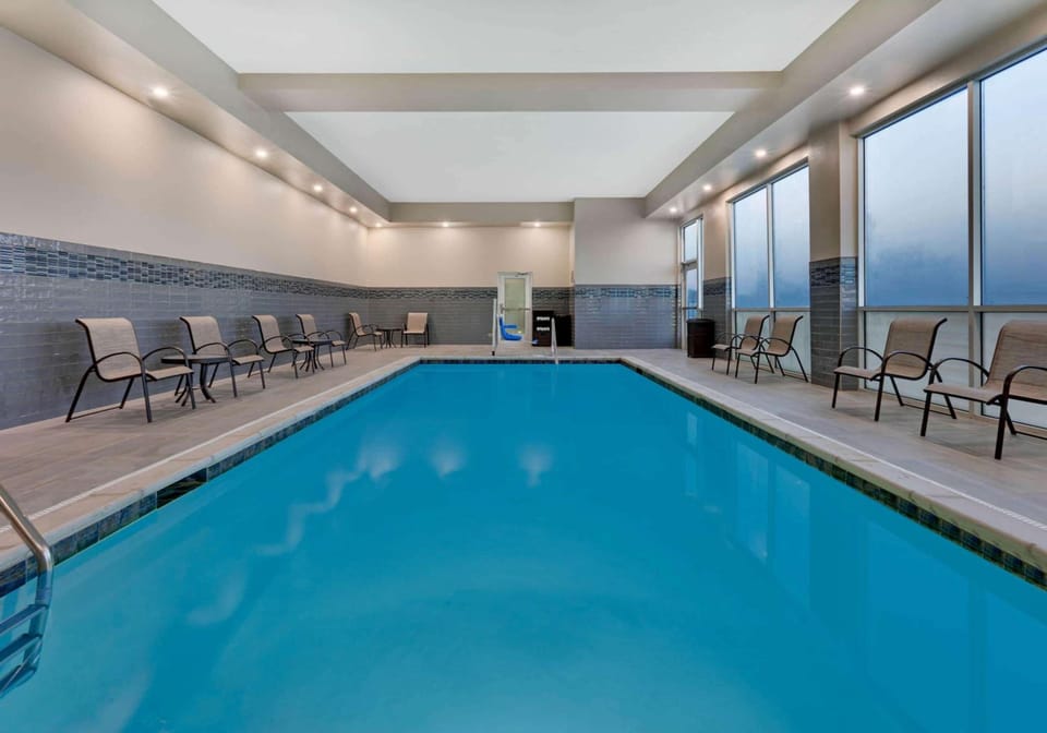 La Quinta Inn & Suites by Wyndham Lewisville Hotel in Lewisville