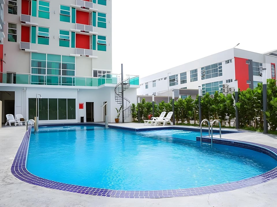 Swimming pool [outdoor]