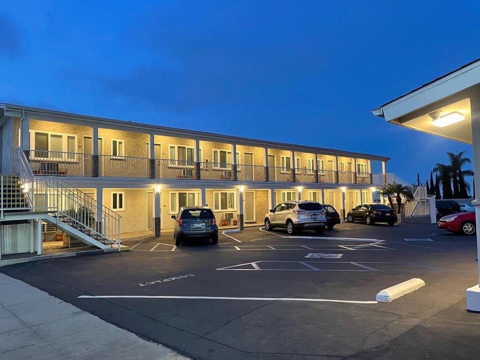 Hi View Inn & Suites Hotel in Manhattan Beach