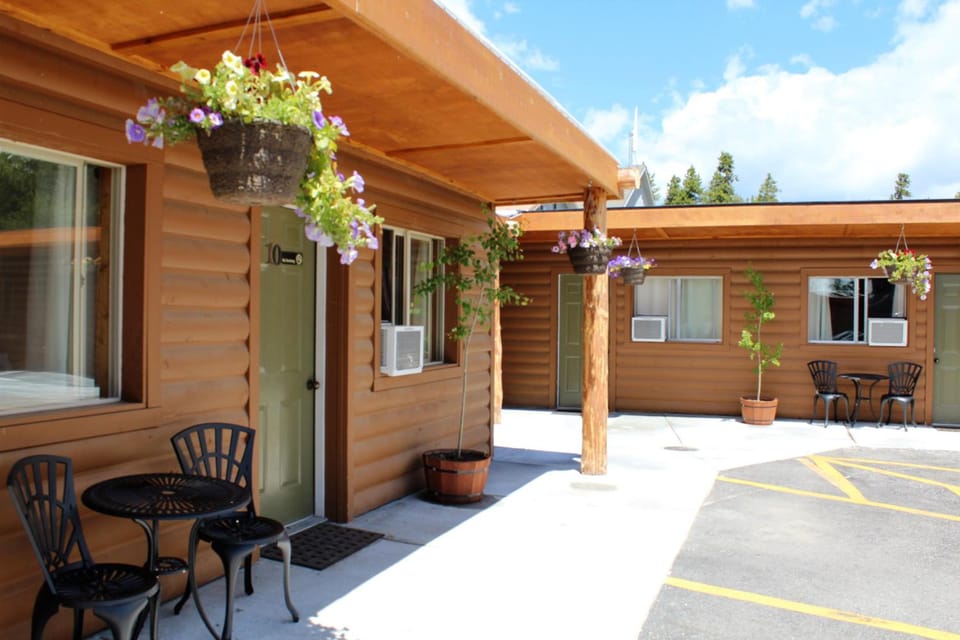 Elkhorn Cabins and Inn Motel in West Yellowstone