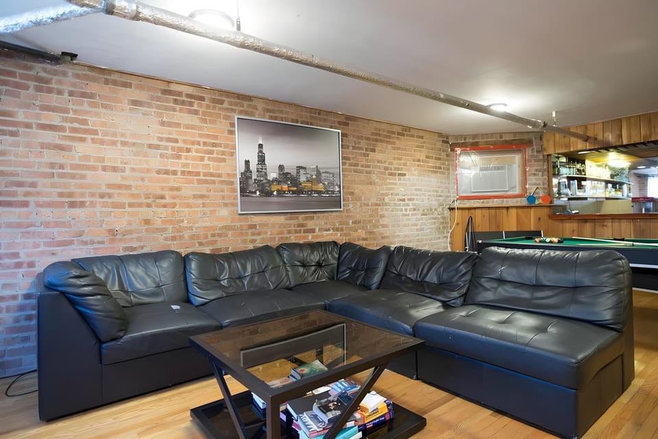 Wrigley Hostel - Adults Only Hostel in Wrigleyville