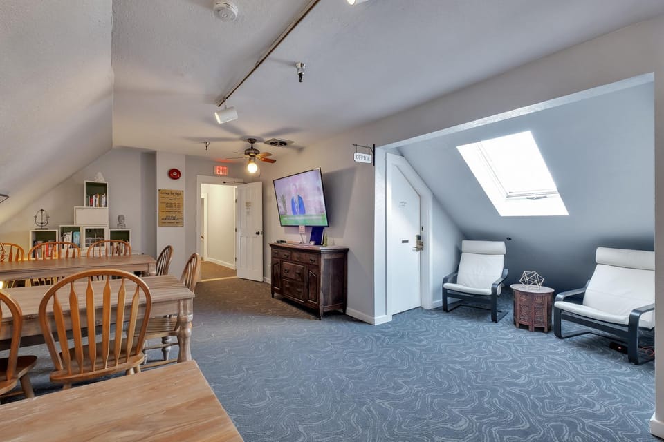 College Inn - European-Style Hotel Inn in University District