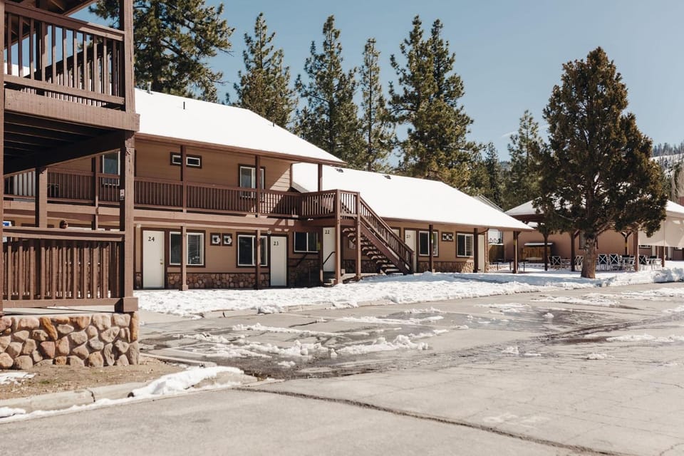 Vintage Lakeside Inn Hotel in Big Bear