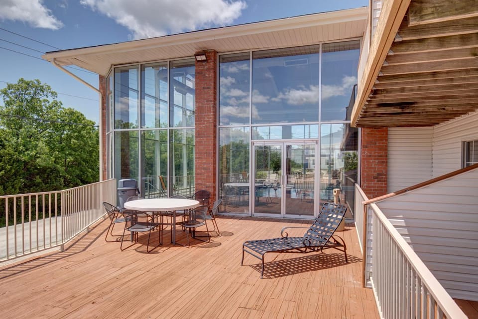 Howard Johnson by Wyndham Branson Theatre District Hotel in Branson