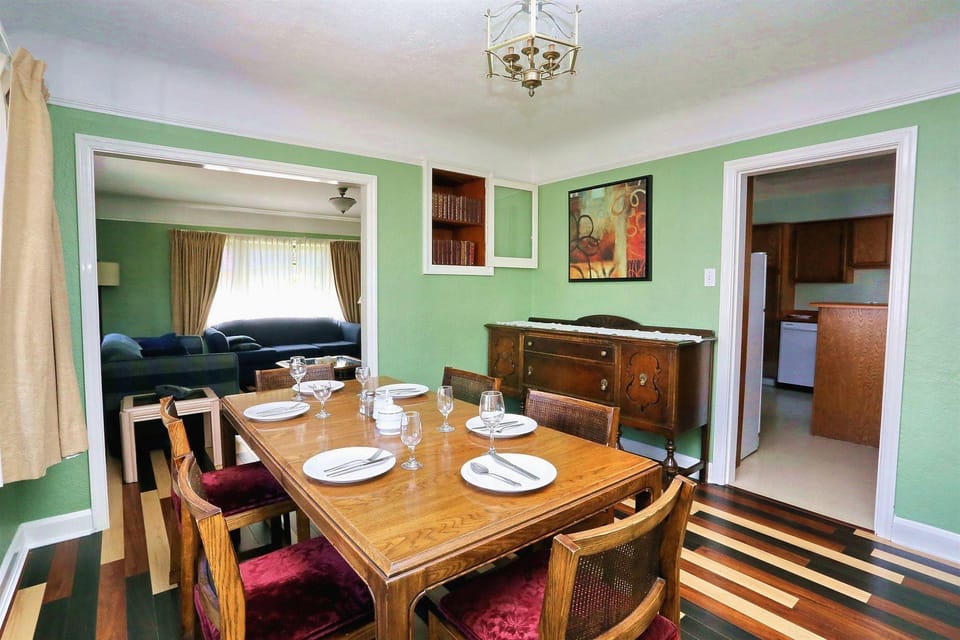 James Bay Inn Hotel, Suites & Cottage Hotel in Victoria