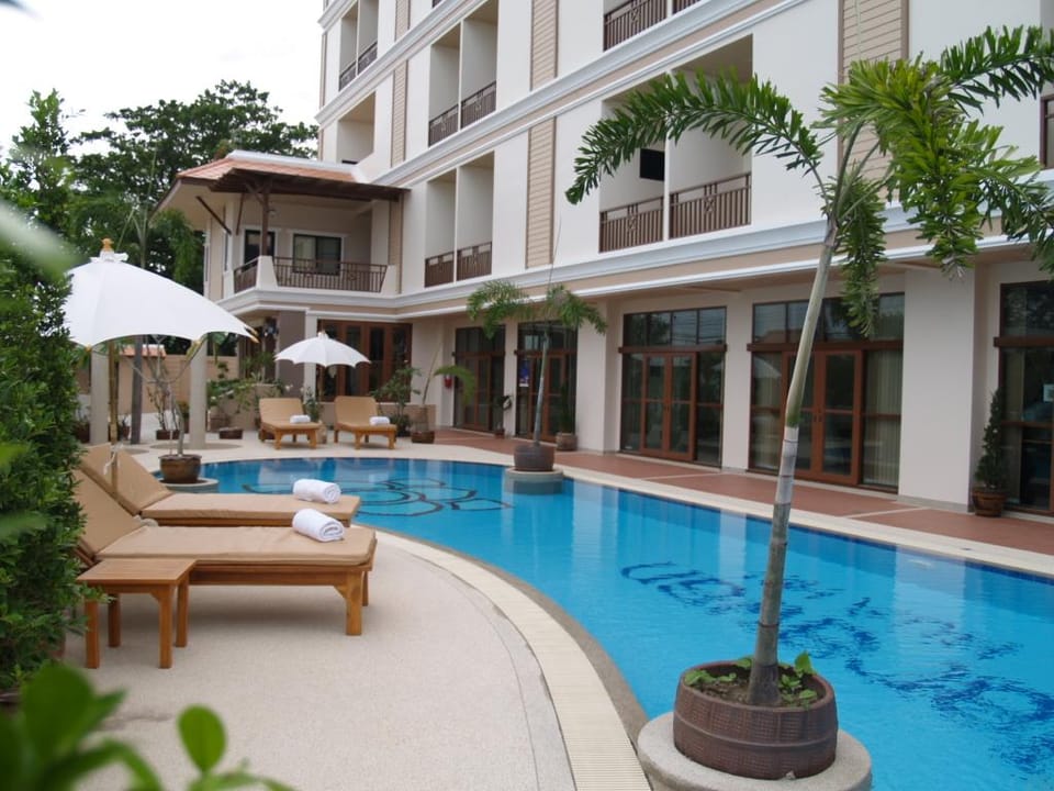 Swimming pool [outdoor]
