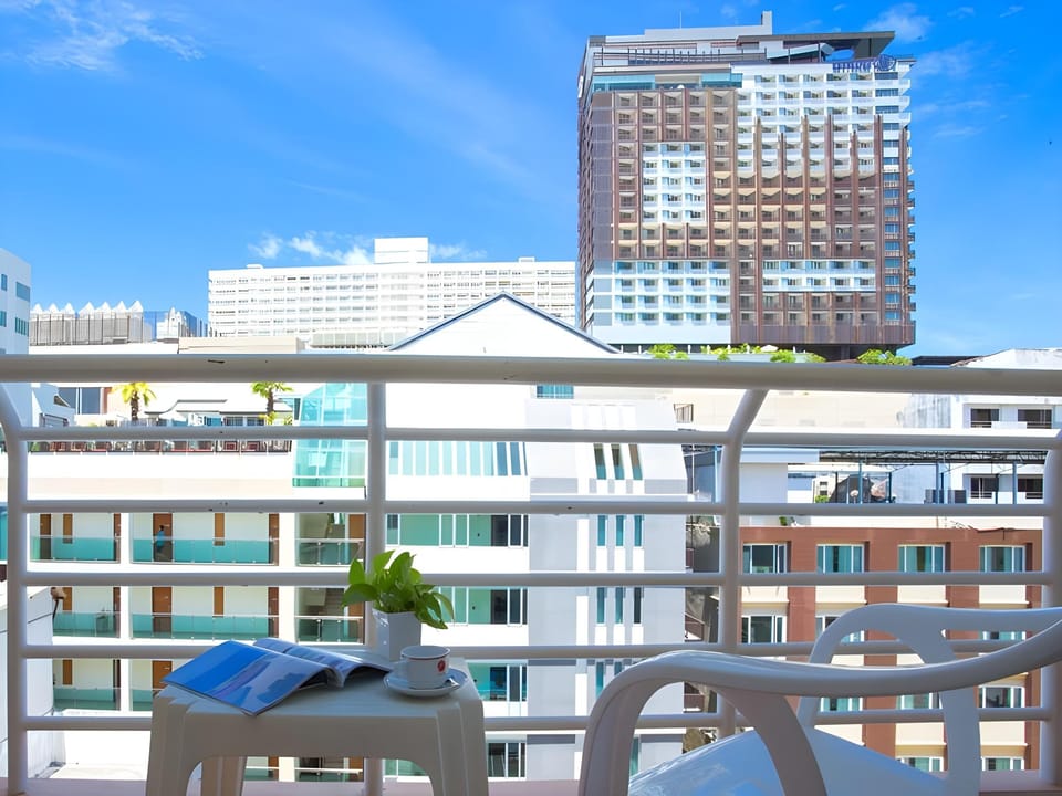 Eastiny Plaza hotel Hotel in Pattaya City