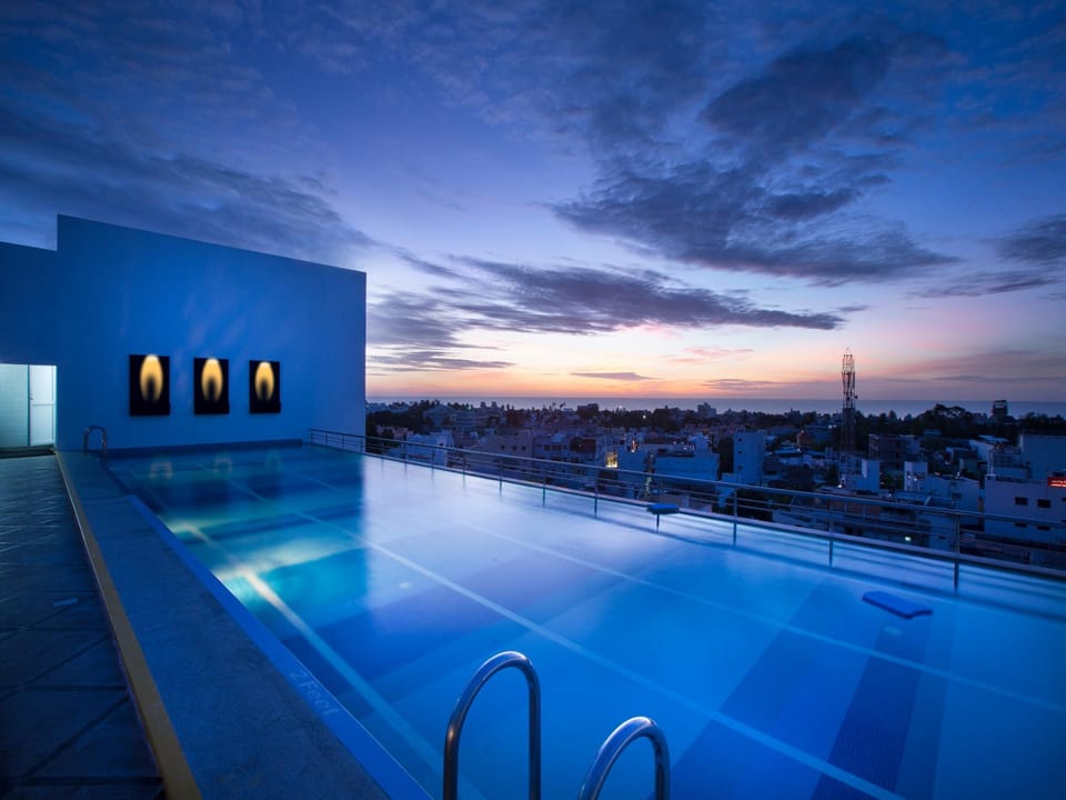 Swimming pool [outdoor]