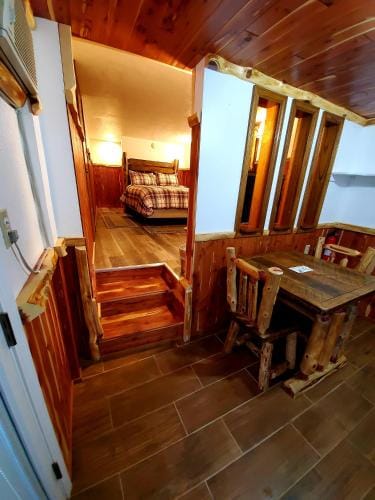 Log Cabin Inn Hotel in Eureka Springs