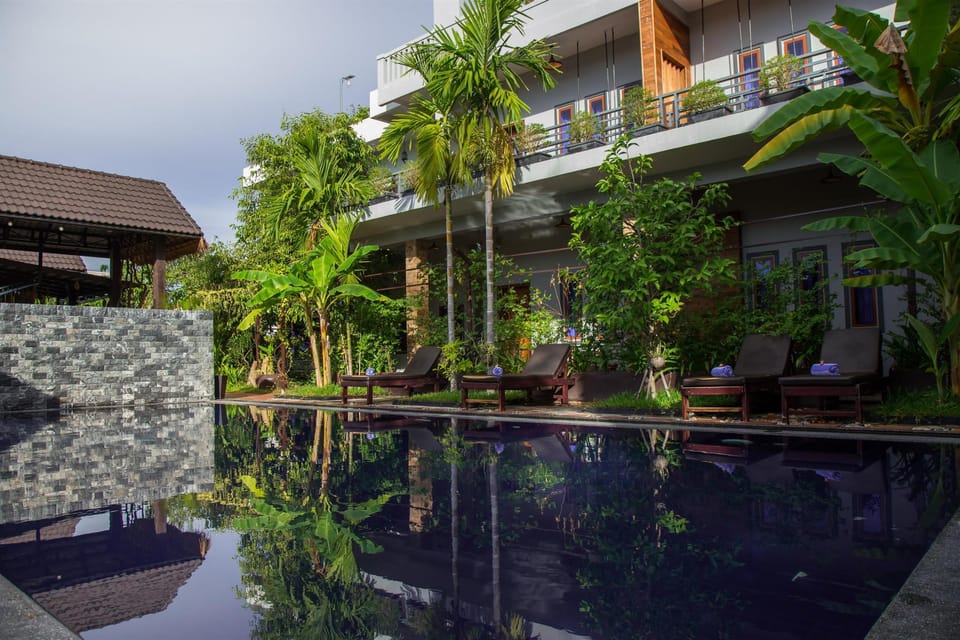 Swimming pool [outdoor]