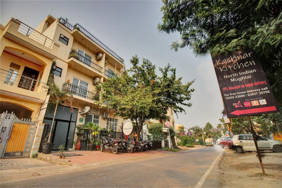 Super Townhouse Kachnar House Vikas Nagar Hotel in Lucknow