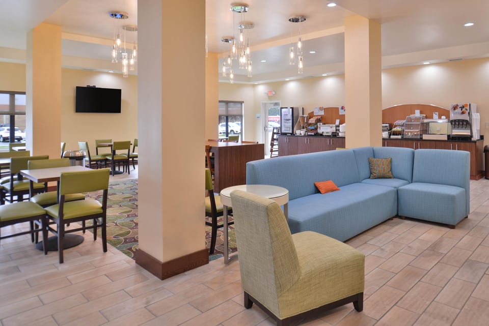 Holiday Inn Express & Suites Dearborn SW - Detroit Area By IHG Hotel in Dearborn Heights