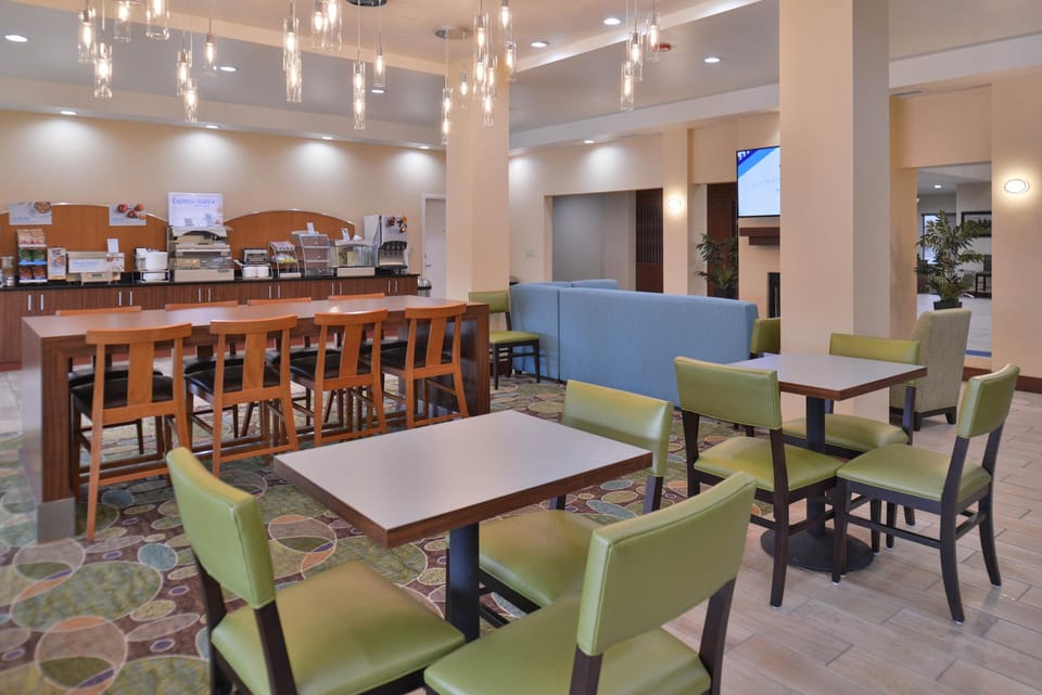 Holiday Inn Express & Suites Dearborn SW - Detroit Area By IHG Hotel in Dearborn Heights