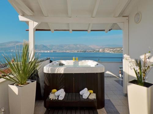 Luxury Apartments Silva with sea view Hotel in Okrug Gornji