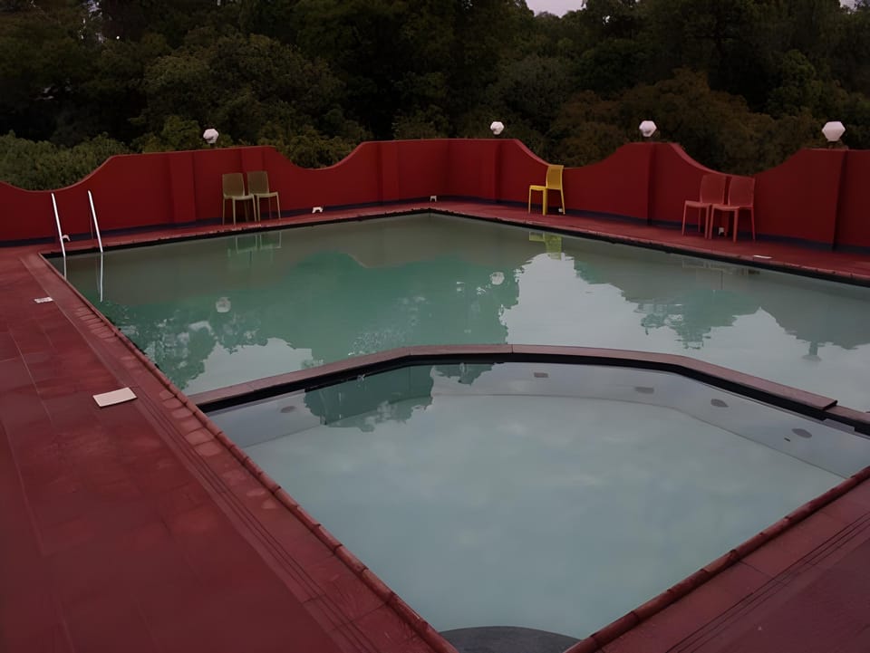 Swimming pool [outdoor]