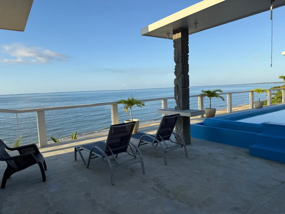 Tranquility Bay Beach Retreat Hotel in Honduras