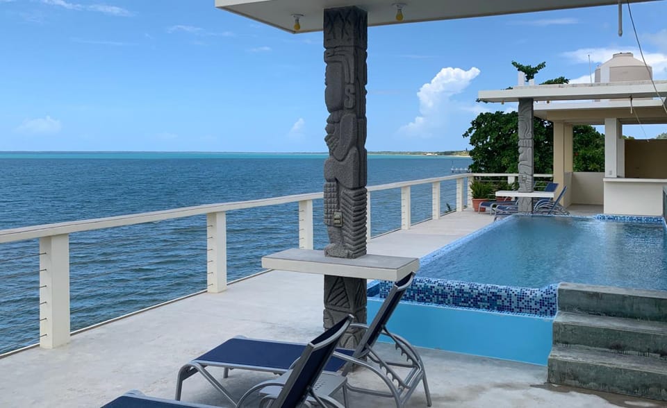 Tranquility Bay Beach Retreat Hotel in Honduras