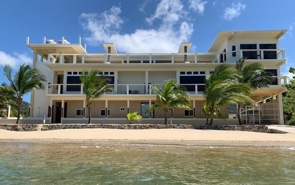 Tranquility Bay Beach Retreat Hotel in Honduras
