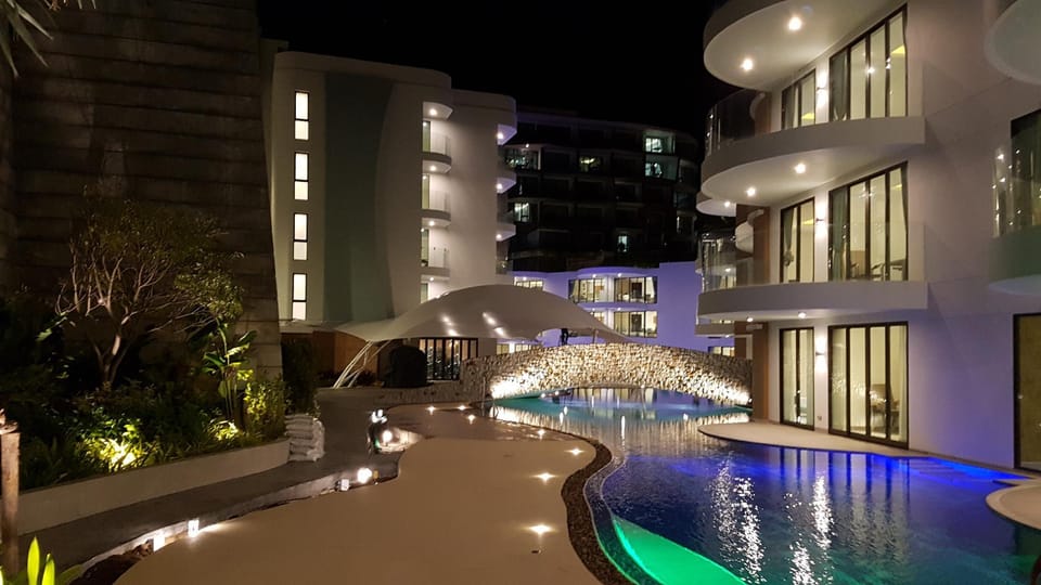 Swimming pool [outdoor]