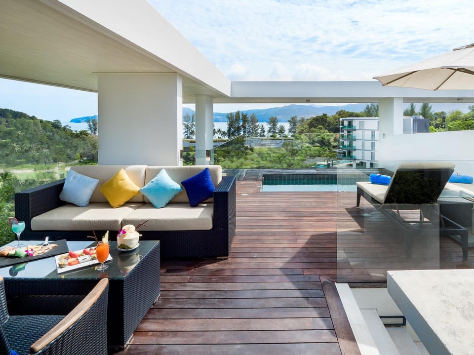 Swimming pool [outdoor]