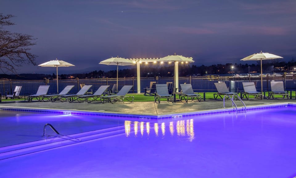 Swimming pool [outdoor]