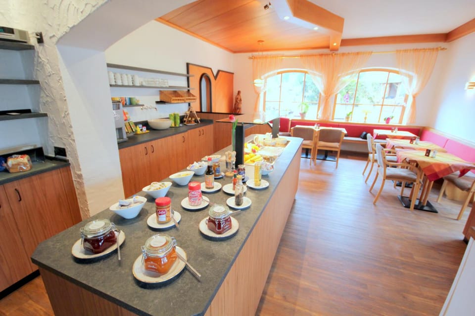 Hotel Sonnenhof - bed & breakfast & appartements Hotel in Innsbruck