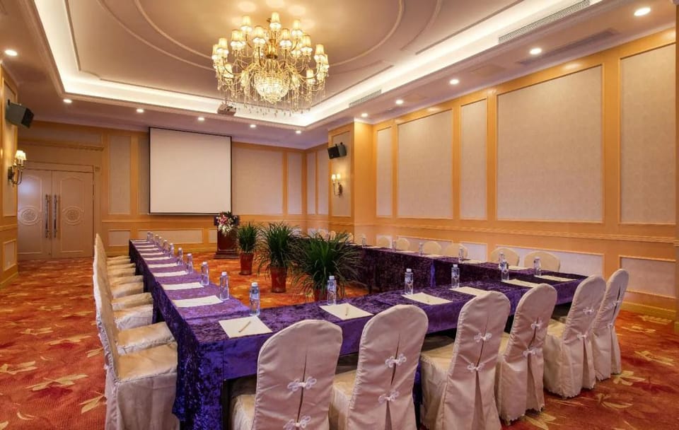 Vienna Hotel Shenzhen Nanyou Clothing Market Nanguang Metro Station Hotel in Shenzhen