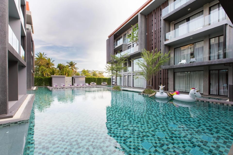 Swimming pool [outdoor]