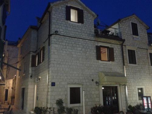 House Ivancic-free parking Hotel in Trogir