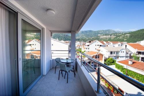 Apartments Sirena - Modern stay with free parking Hotel in Budva