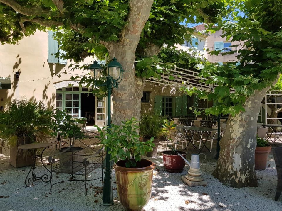 Logis Hotel la Ferme Hotel in Villeneuve-lès-Avignon