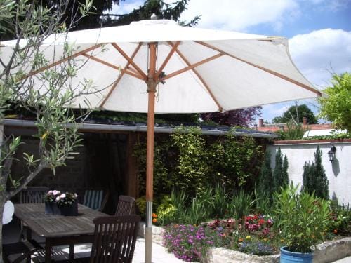 Les Glycines Hotel in Centre-Val de Loire