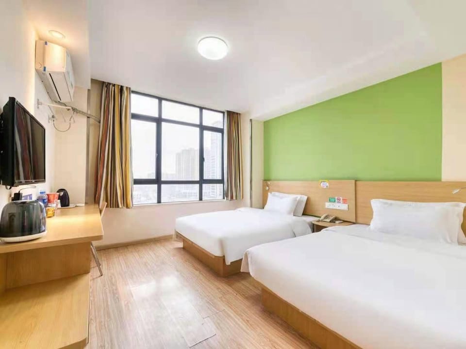 7 Days Inn Hangzhou Xiaoshan South Railway Station People's Square Metro Station Hotel in Hangzhou
