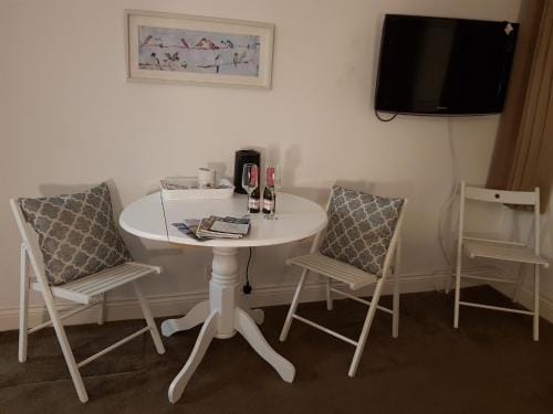 Bed And Blueberry Two Bed Suite for 2,3, or 4 people Hotel in Douglas