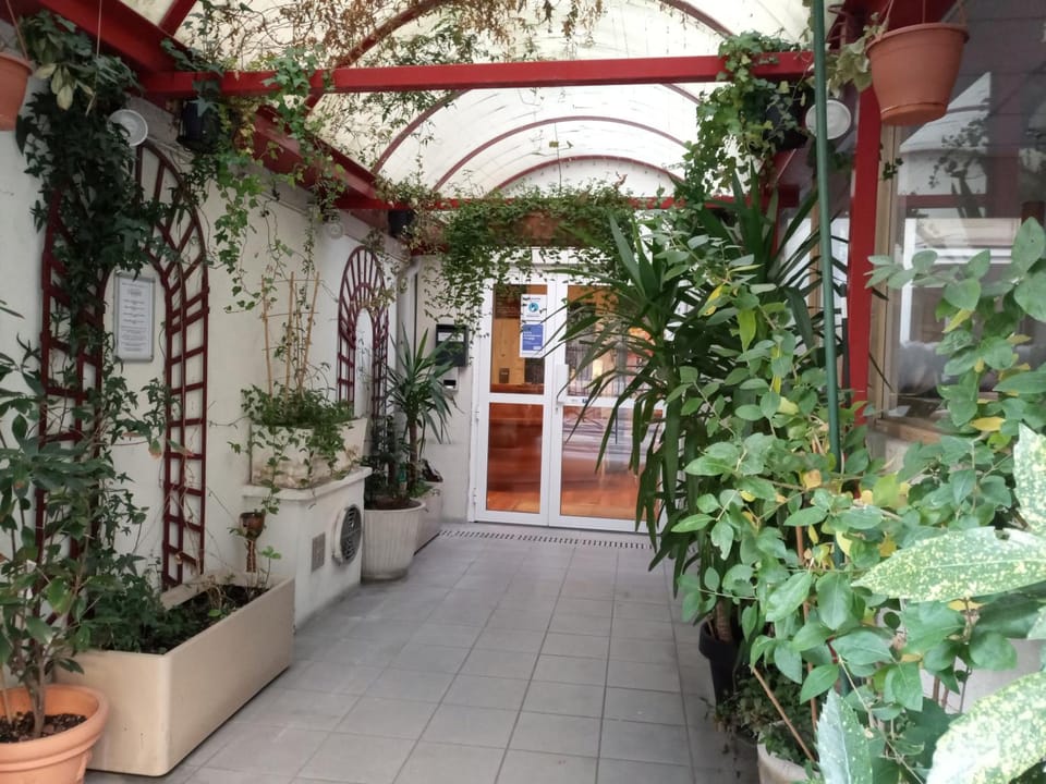 Hotel De La Perdrix Rouge Hotel in Paris