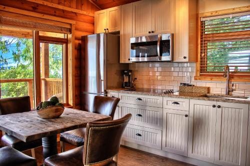 Wild Renfrew Seaside Cottages Hotel in Port Renfrew