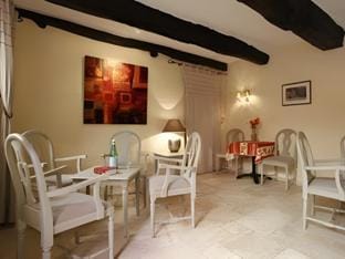 Hotel les Armoiries Hotel in Valbonne