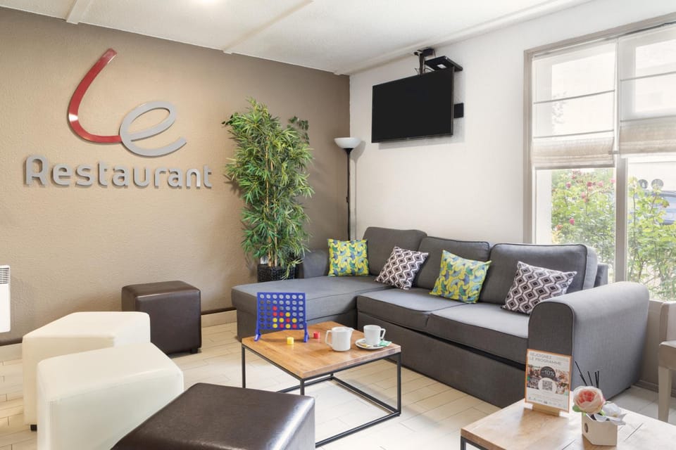 Shared lounge/TV area