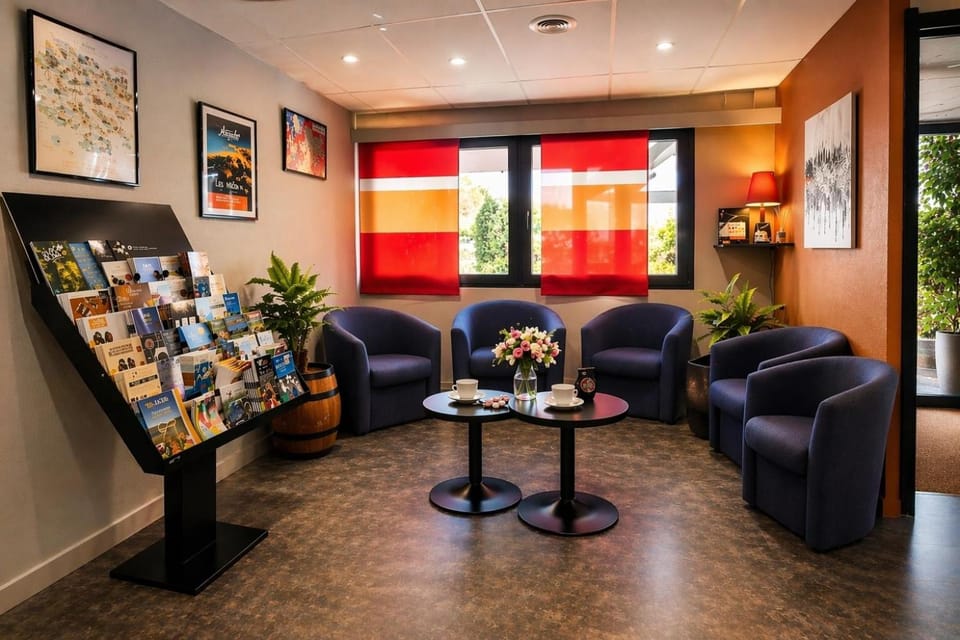 Shared lounge/TV area