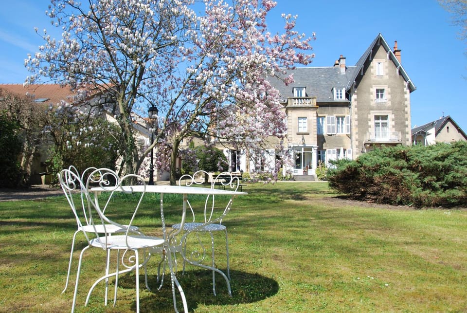 Le Clos De Bourgogne Hotel in Moulins