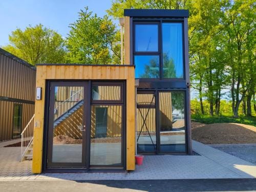 Modern ausgebauter Uberseecontainer als Tiny House Hotel in Hesse