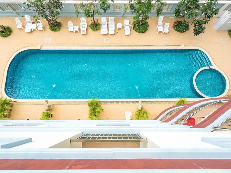 Swimming pool [outdoor]